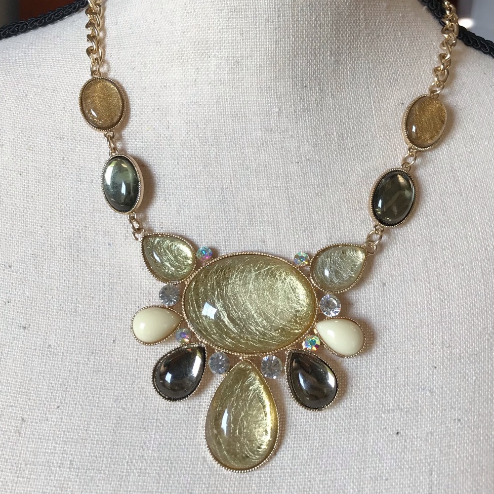 🔥NWT Mode Necklace & Earing Set